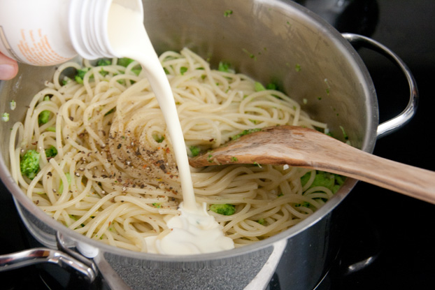 Spaghetti mit Brokkoli und Mandeln – vanillakitchen